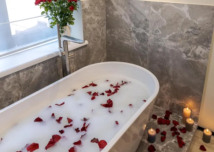 Royal Apart With Bathtub On Rappaporta 15