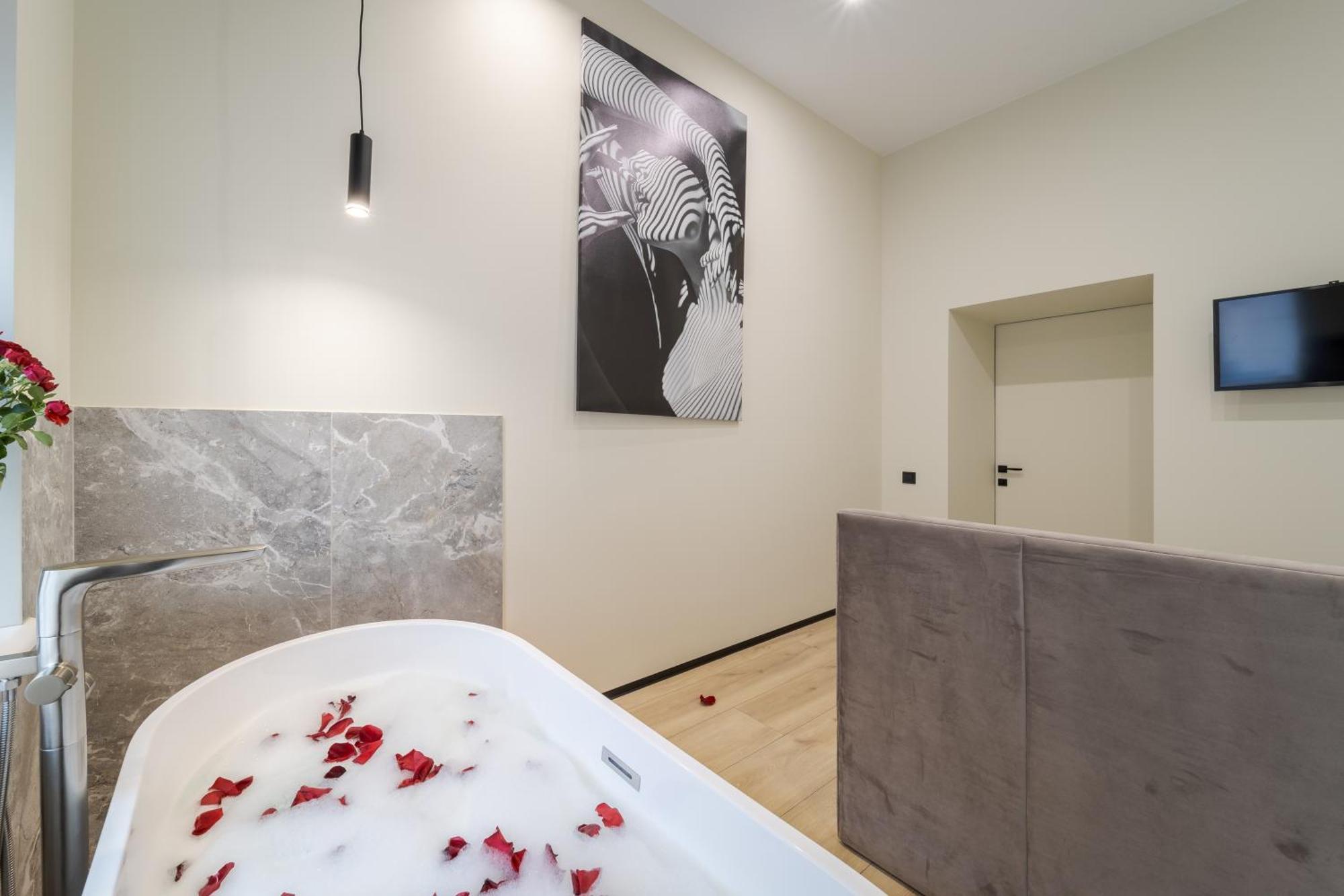 公寓 Royal With Bathtub On Rappaporta 15 Lviv